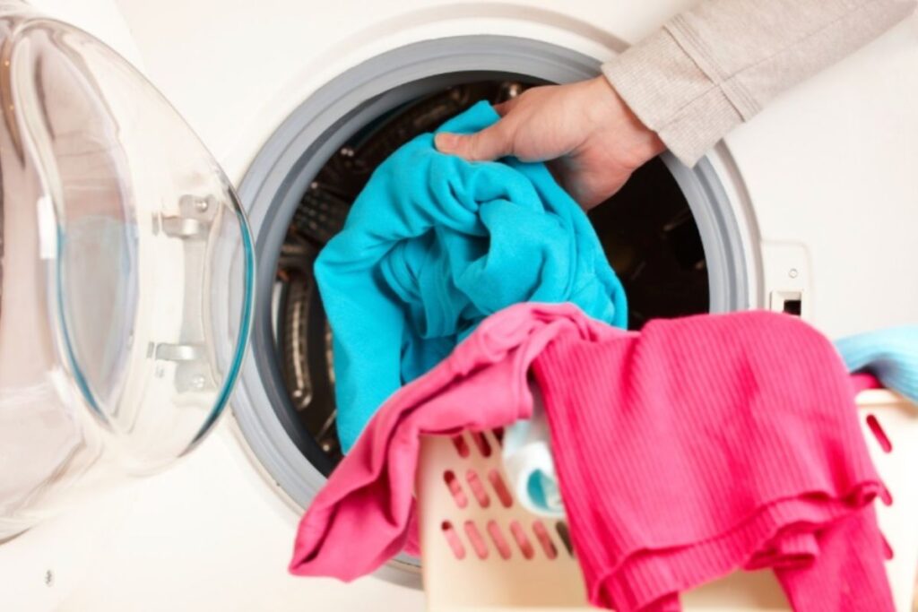 Ako odstrániť zápach z práčky, aby oblečenie voňalo
