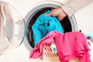 Ako odstrániť zápach z práčky, aby oblečenie voňalo